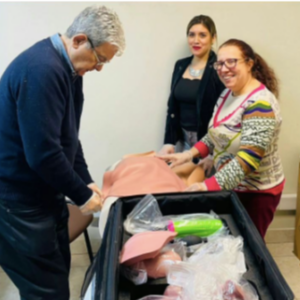 Dr. Lisandro Viveros y la Dra. Cinthya de Mayo junto a Paola Cornejo, Coordinadora del Centro de Simulación.